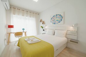 Een strijkplank/strijkijzer, reisbedje, gratis wifi, beddengoed