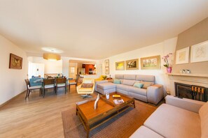 Villa | Living area - Villa in Armacao de Pera With Garden (Silves)