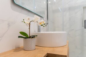 Suihku, hiustenkuivaaja, pyyhkeet