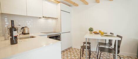 Réfrigérateur, micro-ondes, four, plaque de cuisson