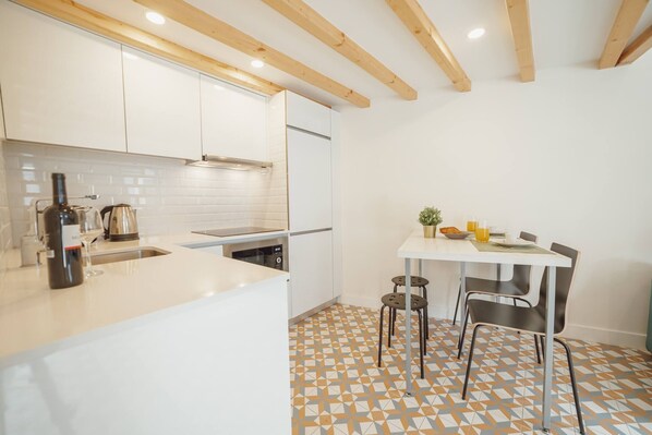 Kühlschrank, Mikrowelle, Ofen, Herdplatte