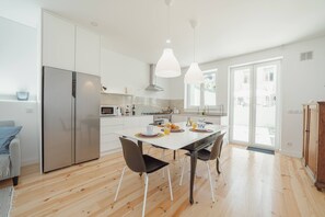 Fridge, microwave, oven, stovetop - Modern Villa by Hosty (Oporto)