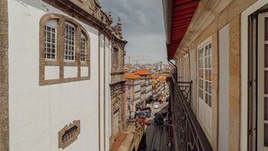 Una calle estrecha con edificios históricos, un tranvía y una acera para peatones.