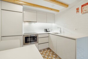 Réfrigérateur, micro-ondes, four, plaque de cuisson