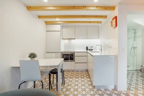 Réfrigérateur, four à micro-ondes, un four, surface de cuisson