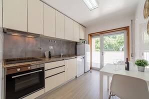 Fridge, microwave, oven, stovetop - Stylish Rooftop With Terrace by Hosty (Porto)