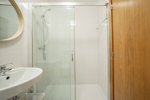 Shower, hair dryer, towels - Stylish Rooftop With Terrace by Hosty (Porto)