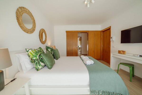 1 bedroom, iron/ironing board, travel cot, free WiFi