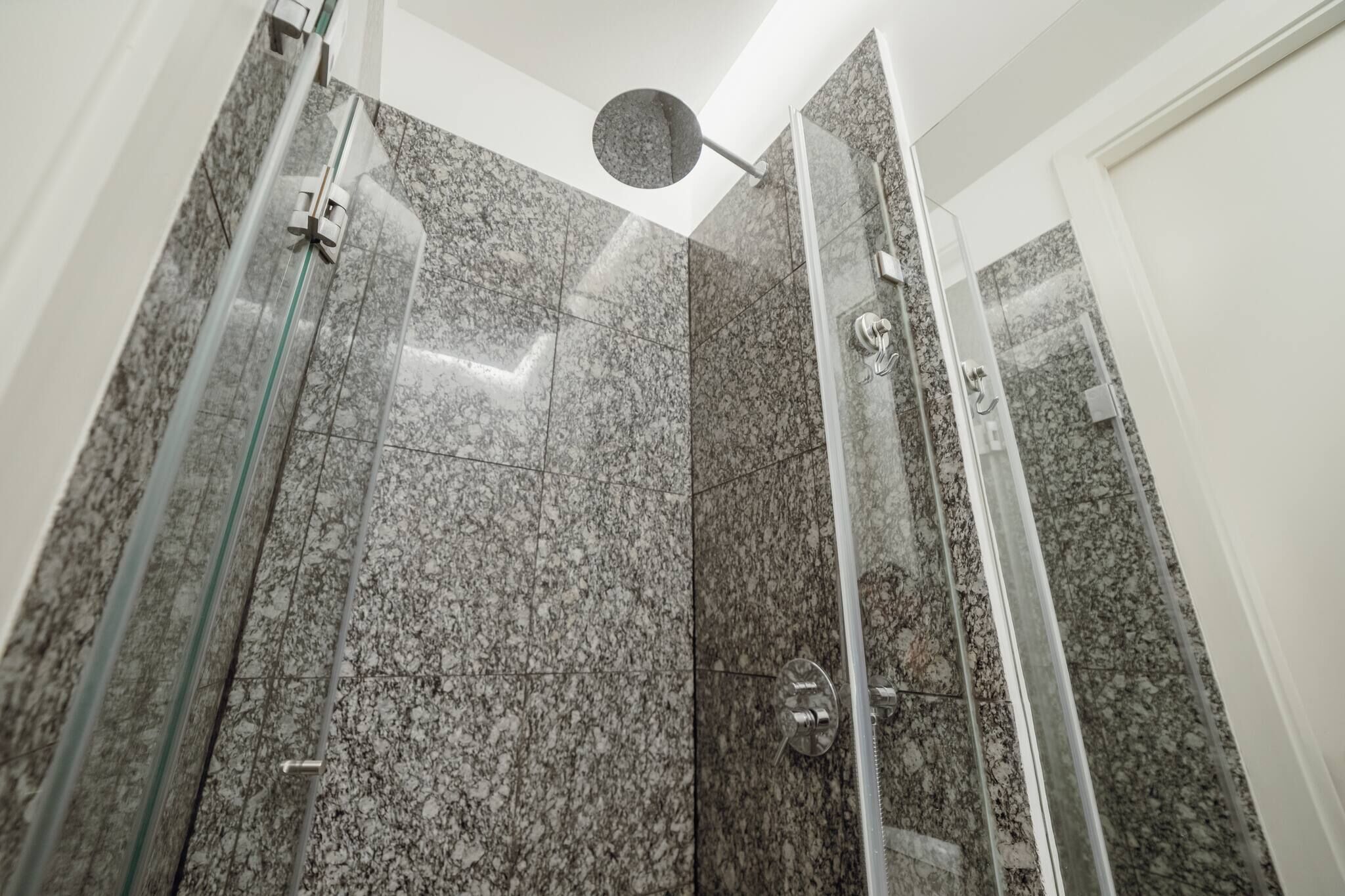 Douche, sèche-cheveux, serviettes fournies, savon