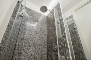 Douche, sèche-cheveux, serviettes fournies, savon