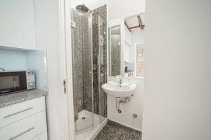 Shower, hair dryer, towels, soap - Constituição Deluxe by Hosty (Oporto)