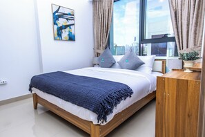 2 makuuhuonetta, tallelokero huoneessa, silitysrauta/-lauta