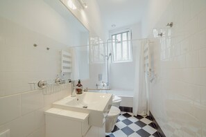 Haartrockner, Handtücher, Shampoo