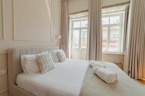 Tabla de planchar con plancha, wifi gratis y ropa de cama 