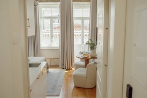 Tabla de planchar con plancha, wifi gratis y ropa de cama 