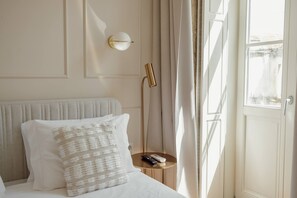 Tabla de planchar con plancha, wifi gratis y ropa de cama 