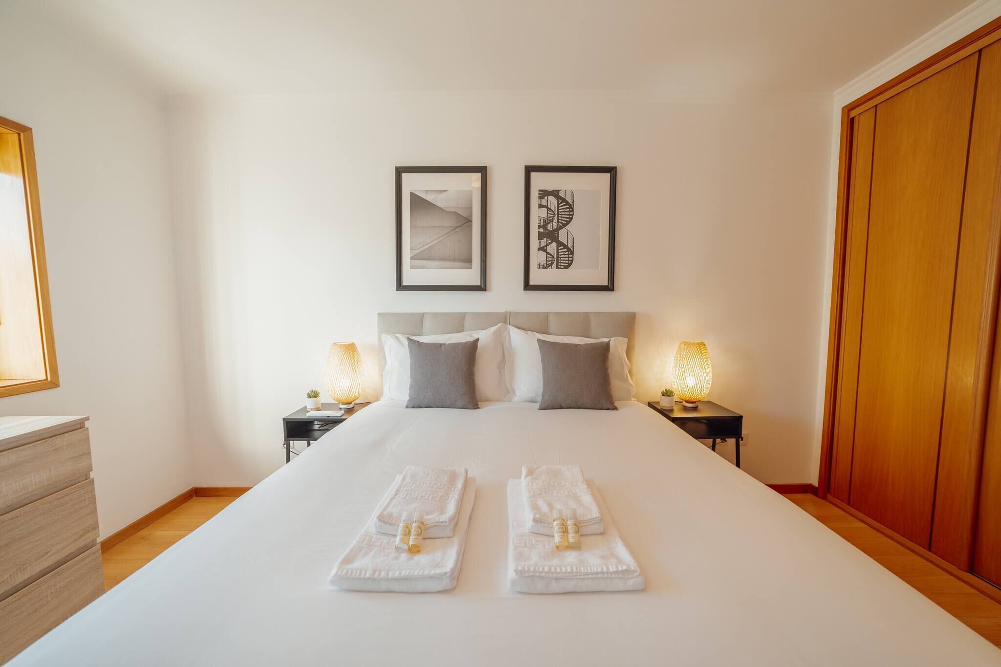 2 slaapkamers, een strijkplank/strijkijzer, gratis wifi, beddengoed