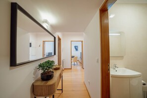 Séchoir à cheveux, serviettes fournies, shampooing