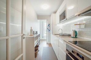 Jääkaappi, mikroaaltouuni, uuni, liesi
