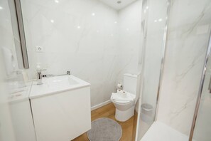 Shower, hair dryer, towels, shampoo - Matosinhos Premium by Hosty (Senhora da Hora)