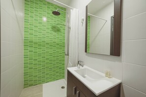 Shower, towels, shampoo