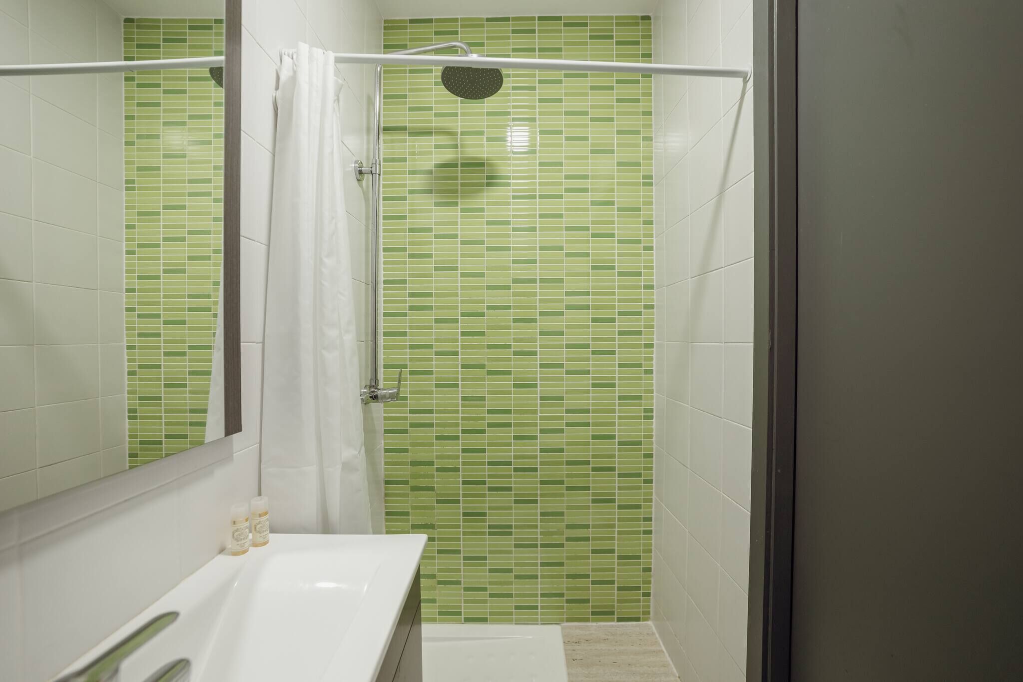 Shower, towels, shampoo