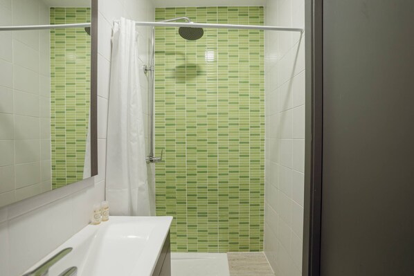 Shower, towels, shampoo