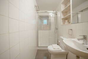 Shower, hair dryer, towels, soap - Vintage Flat by Hosty (Porto)