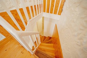 A wooden staircase with white railings and a white wall. - Charming Tiny House by Hosty (Porto)