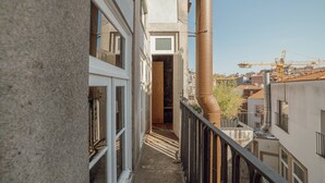 A narrow corridor with a view of a construction site in the background. - Flores Deluxe by Hosty (Porto)