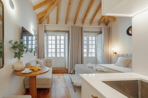 Tabla de planchar con plancha, wifi gratis y ropa de cama 
