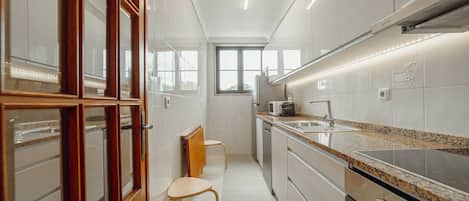 Frigorifero, microonde, forno, piano cottura