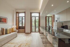 Fridge, microwave, oven, stovetop - Modern Bonfim by Hosty (Porto)