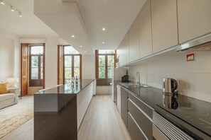 Fridge, microwave, oven, stovetop - Modern Bonfim by Hosty (Porto)