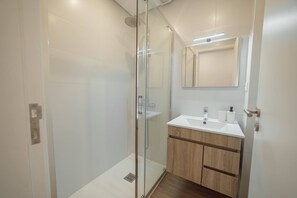 Shower, hair dryer, towels, shampoo