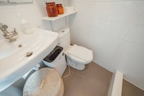 Shower, hair dryer, towels, shampoo - Modern Studio by Hosty (Porto)