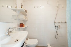 Shower, hair dryer, towels, soap - Modern Studio by Hosty (Porto)