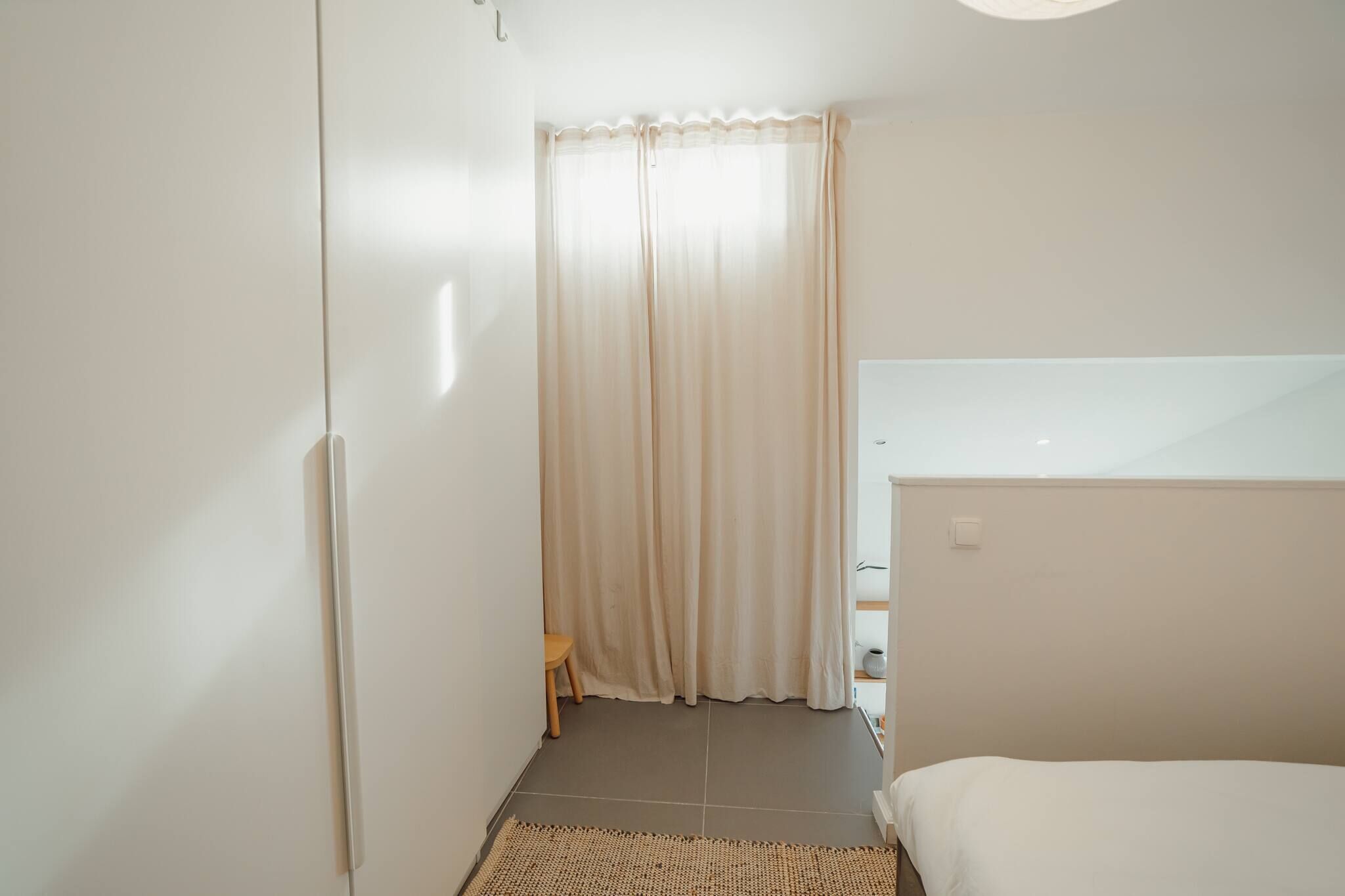 Tabla de planchar con plancha, cuna de viaje, wifi gratis y ropa de cama