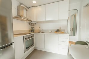 Fridge, microwave, oven, stovetop - Modern Studio by Hosty (Porto)