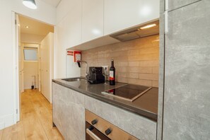 Fridge, microwave, oven, coffee/tea maker - Downtown Elegant 2 by Hosty (Porto)