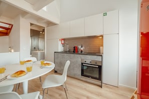 Fridge, microwave, oven, stovetop - Downtown Elegant 3 by Hosty (Porto)