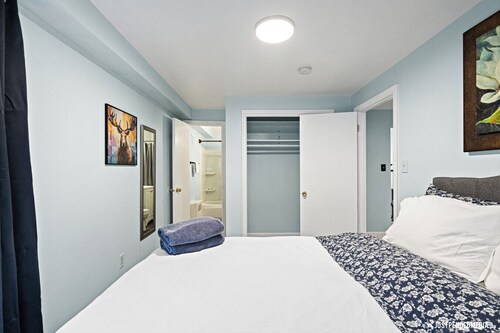5 Min walk to restaurants/cafes, 8 min drive to airport, 10 min walk to trails.