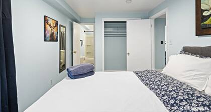 5 Min walk to restaurants/cafes, 8 min drive to airport, 10 min walk to trails.