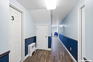 Interior - 5 Min walk to restaurants/cafes, 8 min drive to airport, 10 min walk to trails. (Anchorage)