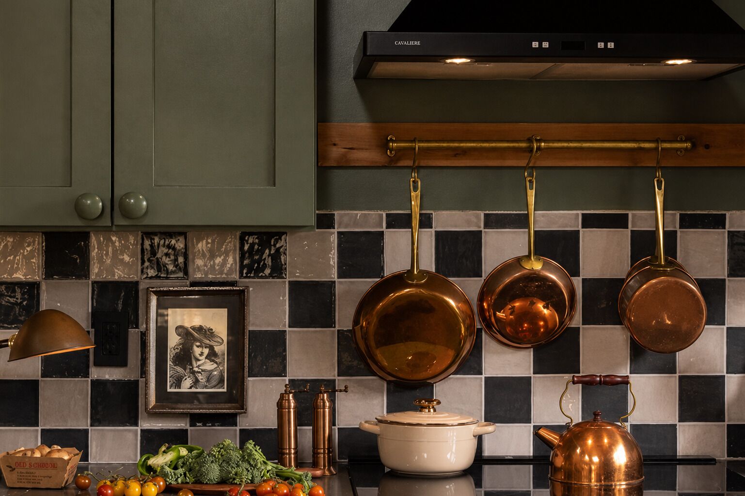 Una cocina con utensilios de cobre colgados en la pared, un cuadro enmarcado y una variedad de verduras frescas en la encimera.