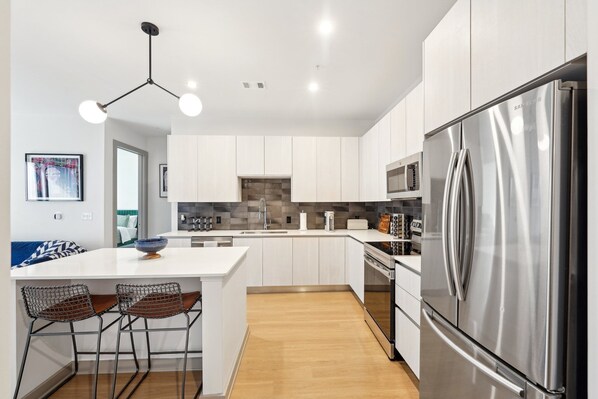 Réfrigérateur, micro-ondes, four, plaque de cuisson