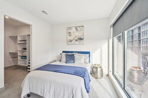 2 quartos, escrivaninha, ferros/tábuas de passar roupa