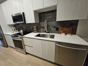 Réfrigérateur, four à micro-ondes, un four, surface de cuisson