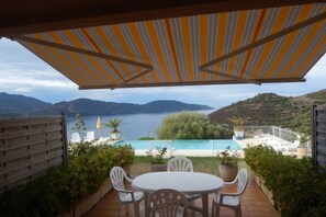 Outdoor dining - T2 GOLFE DE LAVA BORD DE MER AVEC PISCINE (Appietto)