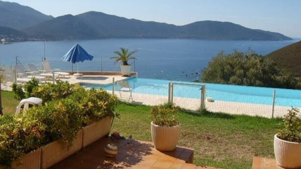 A pool area with a view of the sea and hills. - T2 GOLFE DE LAVA BORD DE MER AVEC PISCINE (Appietto)